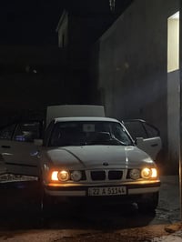 BMW موديل ١٩٩١ حجم ٥٢٥ فول بدون فتحت سقف تخم تاير داخل صاج رصاصي 07518...