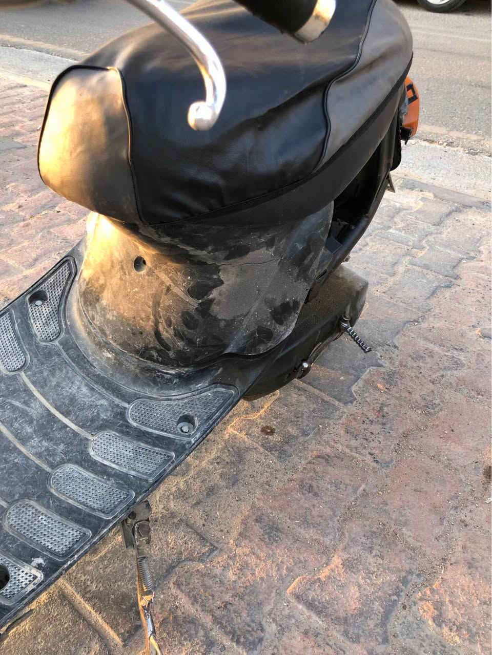 بطه موديل ٢٠٠٠ دبل سكليتر لون رصاصي دراجه بيهه نواقص بسيطه مكينه كير حلوات ناعمات شلعه قويه ومعدل سريع كلش لايت شغال هورن شغال كفرهه الخلفي موجود وصفاحيات موجوده نظاف بلاديات بيهه لحيم بشاصي و بيهه ونه اكسن 
كلجات جدد تايرات نظاف 
جوزه بلاديه جديده قفل ستيرن شغال دوشمه كشن جديده الدراجه شوفه عينكم وصخه يرادلهه غسل وترتيبات بسيطه يرادلهه تنظيف كابريتر بس هيه شغاله بكل وقت هندر واحد تشتغل كبل السعر ١٨٠ الف مكاني كربلاء هذه رقمي *********** اتصال او واتساب كربلاء, العراق
