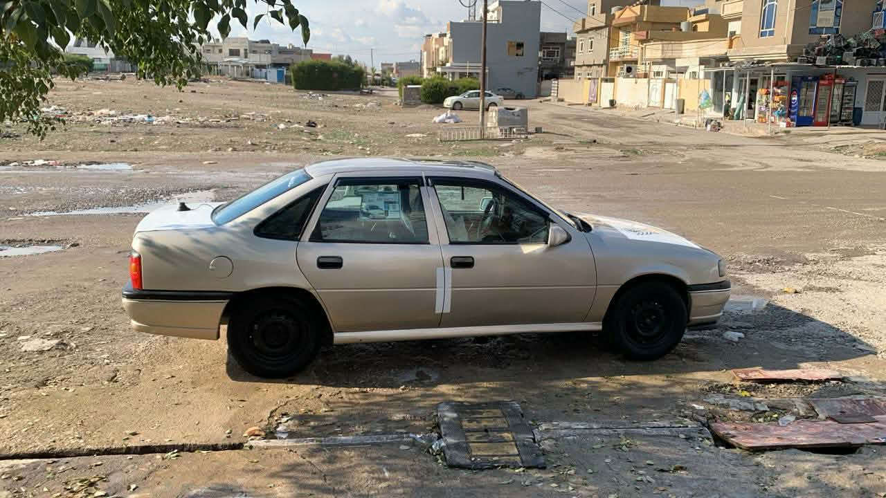 ئۆپل ڤیکترا مۆدیل ١٩٩١ مەکینە ١٨  سلایت سەنەوی ٢٠١٥ بەسەرچوە ٧٠٠هەزار غەرامەی تیایا لەگەڵ مەعمەلەیا ئەیگێرینەوە سەیارەکە پێشو پشتی جوانە تۆزێک پێشی هەیەتی پێوەی دیار نیە تەنها سەقفی شتی بەسەر دا بەربۆتەوە کەمێک مەعجونیە هەیە گێرو مەکینەو تەقەو رەقەی بەشەرت ٤ تایەی لۆکی لە ژێرایە  ٤ بەرە دەرگای تازەیە تەحویل وەکالە براوە غرامە بەشەرت سەیارەکە لە رسمەکە جوانتر نەبو نەتەوێ کارەبایاتو شتی مەزبوت بەشەرت  سعریشی خوار بازار ٣٧$ تۆزێک مەجال 
 ***********
