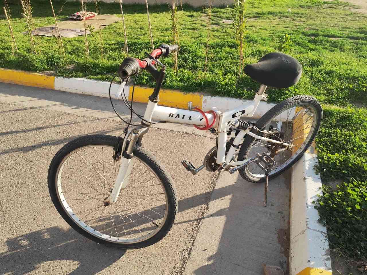 #للبيع #للبيع#للبيع
مواصفات البايسكل #ماركة يابانية
هذه دراجة هوائية قابلة للطي، وتتميز بالمواصفات التالية: 
النوع: دراجة جبلية (MTB) قابلة للطي.
التصميم: إطار أبيض مع تعليق مزدوج لامتصاص الصدمات.
السرعات: تحتوي عادة على 21 سرعة لتناسب مختلف التضاريس.
الميزات: إمكانية طيها لسهولة التخزين والنقل.
التواصل عبر الرقم ***********
أو الماسنجر 
#السعر 135الف
