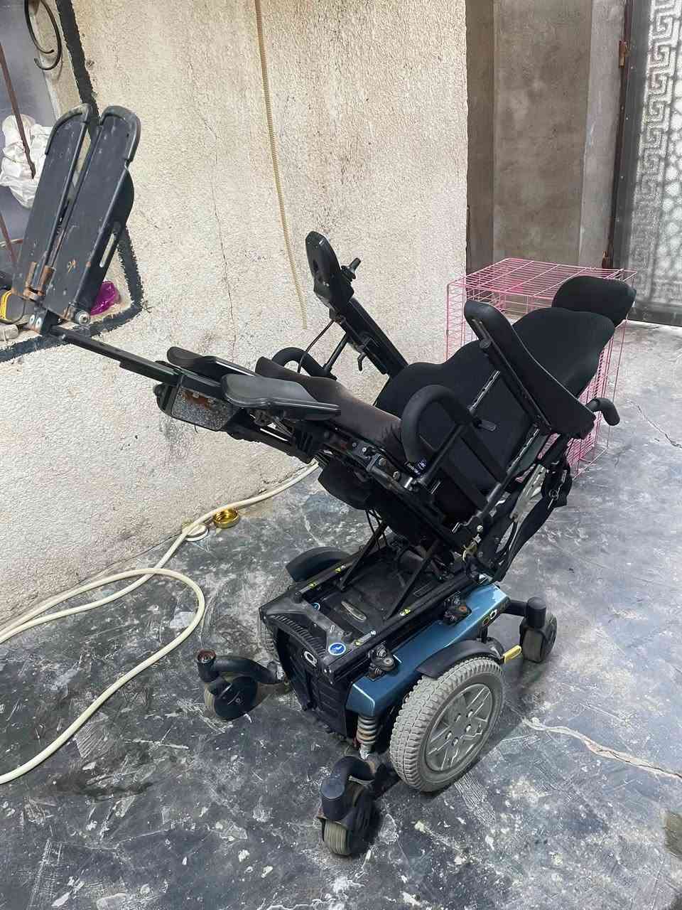 للبيع كرسي متحرك جاهز نقصه شاحنه شغال 100‎%‎ بي ميزه ترفع الرجل وينام ليوره سعر 750 الف مكاني بغداد رقم تواصل ***********
