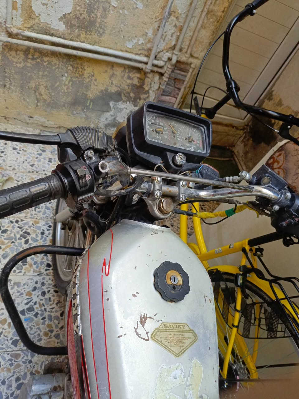 السلام عليكم الدراجه للبيع الدراجه شغاله مكان بغداد مدينه الصدر الدسيم أوراقه كامله السعر 300 وبيه مجال ***********
