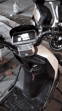 السلام عليكم تحياتي للجميع  دراجه شحن G7 موديل 2024 على وضع الشركه استخدام  جدآ  بصيط  ملف 2000 سرعه 70 عنوان بغداد الكاضميه هاتف *********** السعر 650الف بطاريه مصطره
