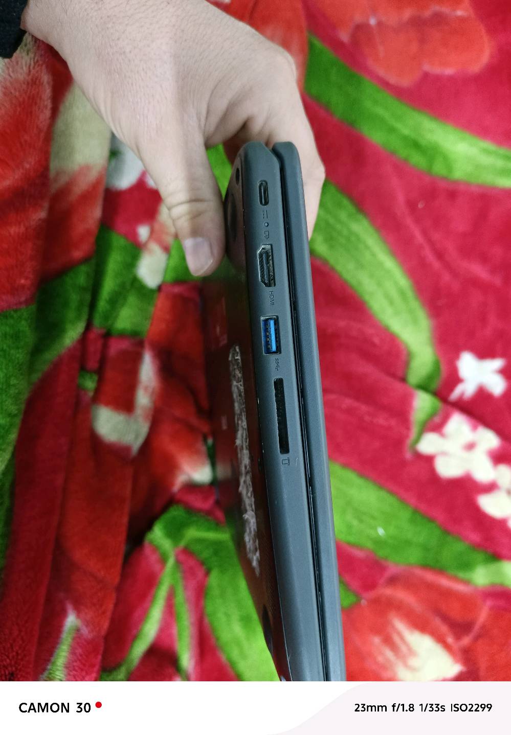 هذا كمبيوتر محمول من طراز Lenovo 300e Chromebook. 
يتميز بشاشة تعمل باللمس مقاس 11.6 بوصة.
يحتوي على مفصلة تدور 360 درجة، مما يسمح باستخدامه في أوضاع مختلفة (كمبيوتر محمول، جهاز لوحي، خيمة، حامل).
يعمل بنظام التشغيل Chrome OS.
مزود بمعالج MediaTek MT8173C رباعي النواة.
تم تصنيعه في الصين بتاريخ 18/07/01.
ترجمة النص الأساسي
كمبيوتر محمول
الشركة المصنعة: Lenovo PC HK Limited
صنع في الصين
طراز: 81H0
المدخلات: 15 فولت 3 أمبير
تاريخ التصنيع: 01/07/18
الرقم التسلسلي: P202VPFG
معرف المصنع: HFBITLAND
