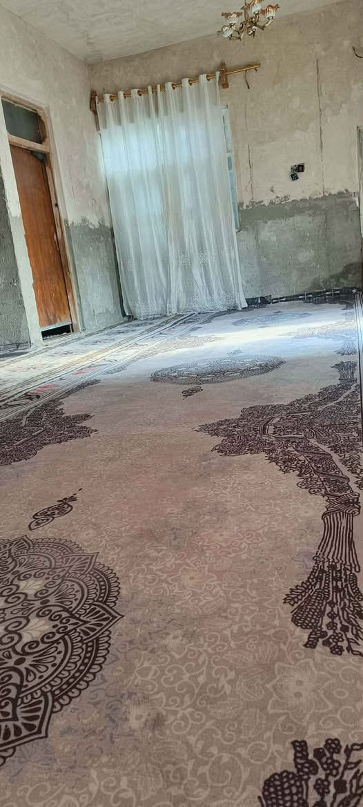 السلام عليكم بيت المساحه 175.م. مكان حي ميسان قرب سكلة الكرعاوي شارع الزوار شارع تبليط وكامل خدمات يحتوي على غرفتين 5×4.صاله9×4.مطبخ 3×4.صحيات داخليه وخارجيه مكاشيف 2×1.5.اساس وسكف صب كونكريت شغل درجه اولى مال جناي السطح مزفت وكامل  البيت بناء بلوك الطفيلي شرط شغله درجه اولى على شارع تبليط 10.م السعر 60استفسار *********** النجف, العراق
