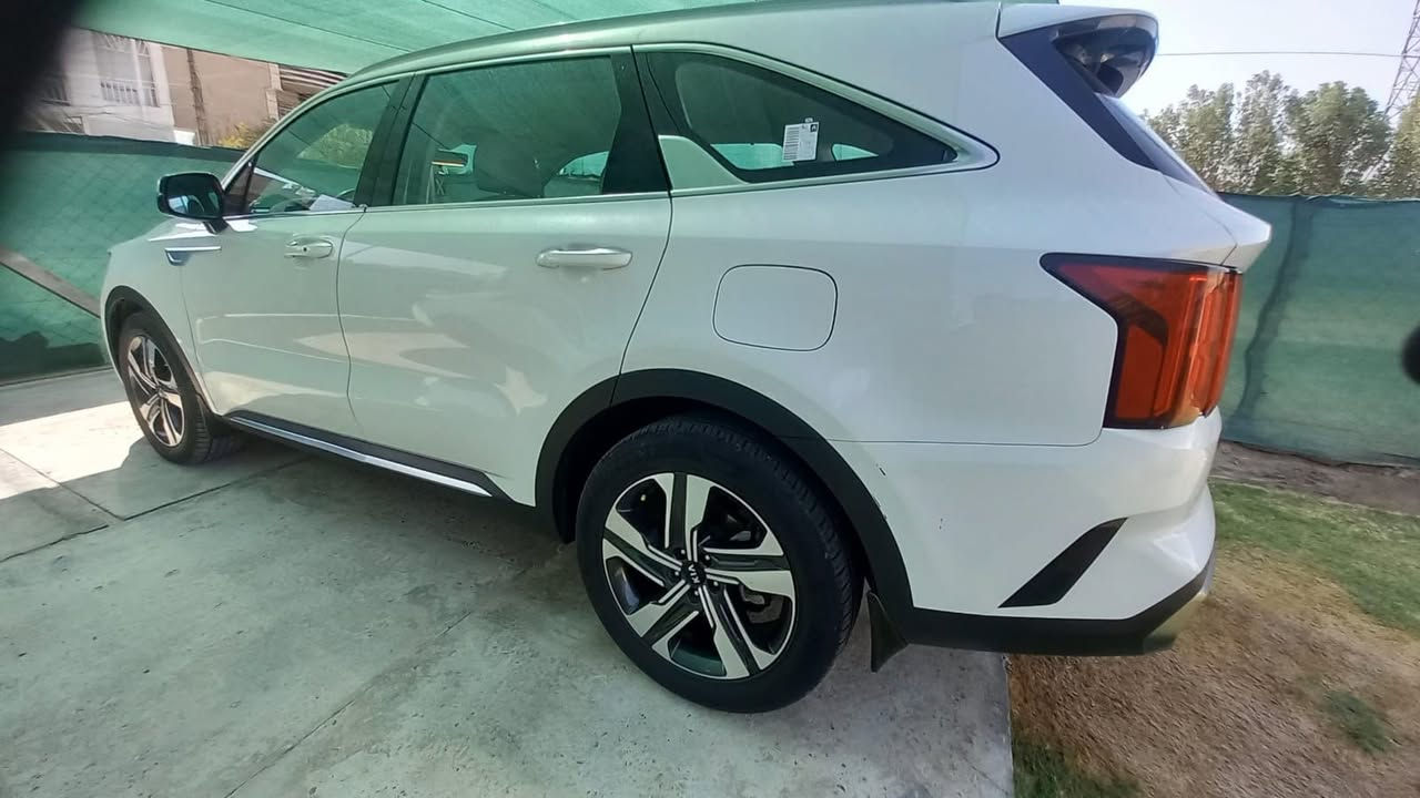 🚗 كيا سورينتو 2021 خليجي (قمارة حديد) – 7 راكب بحالة الشركة! 🚗
​للبيع سيارة كيا سورينتو موديل 2021، مواصفات خليجية متكاملة، قمة بالراحة والفخامة والعائلية.
​📌 المواصفات العامة والمحرك:
• ​الموديل: 2021 (قمارة حديد).
• ​المحرك: 6 سلندر سعة 3.5L (3500cc).
• ​الرقم: بغداد (اللوحات الحديثة).
• ​اللون: أبيض.
• ​الماشية: 87 ألف كم فقط.
​🛋️ الراحة والمقصورة الداخلية:
• ​السعة: 7 مقاعد جلد فاخرة.
• ​الكراسي: تحكم كهربائي بالمقاعد الأمامية.
• ​التكييف: تبريد لمس (3 قطع) مع تحكم مناخي مستقل للجهتين.
• ​الستائر: بردات بلادية جانبية.
• ​الجير: عصا.
​⚡ التكنولوجيا والتجهيزات:
•  ​الشاشة: شاشة كبيرة تدعم Apple CarPlay ونظام ملاحة GPS. 
• ​التشغيل: تشغيل عن بعد + دخول ذكي (بصمة) + نظام ترحيب.
• ​الصندوق الخلفي: فتح وإغلاق كهربائي.
• ​الشحن: شاحن لاسلكي للهاتف + مداخل شحن متعددة.
• ​القيادة: تحكم ستيرن كامل + مثبت سرعة + 4 وضعيات قيادة مختلفة.
• ​المرايا: طي كهربائي مع إشارات جانبية.
​🛡️ الأمان والحساسات:
• ​كاميرا خلفية دوارة.
• ​حساسات أمان أمامي وخلفي.
• ​نظام مانع انزلاق.
​🔍 حالة السيارة:
• ​السيارة جديدة وبوضع الشركة تماماً.
• ​الصبغ: مكفولة من الصبغ، عدا تعديل بارد بسيط جداً (أقل من شبر) في أسفل باب السائق موضح بالصوره باللون الازرق.
​💰 السعر المطلوب:247 ورقة ($24,700) وبيهه مجال بسيط للشراي الجاد. 

للأتصال على الارقام *********** او***********
