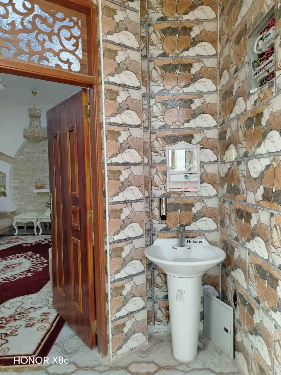 #دار البيع :الموقع حي الفرات شارع السنيه السياحي قرب صيدليه الرامي يبعد عن شارع 30متر.
-المساحه 310متر
-نوع الملكيه سند زراعي (سند 25)
-الموصفات :
-اساس (كونكريت مسلح )
-السقف (كونكريت مسلح )
-يحتوي ع غرف اكبار عدد2وصاله كبيره واستقبال ومطبخ صحيات داخليه وخارجيه وطارمه كبيره وحديقه )
-الخدمات :
-مجاري 
-مياه 
-كهرباء
#الاستفسار مراسله واتساب ع الرقم او اتصال مباشر ***********
