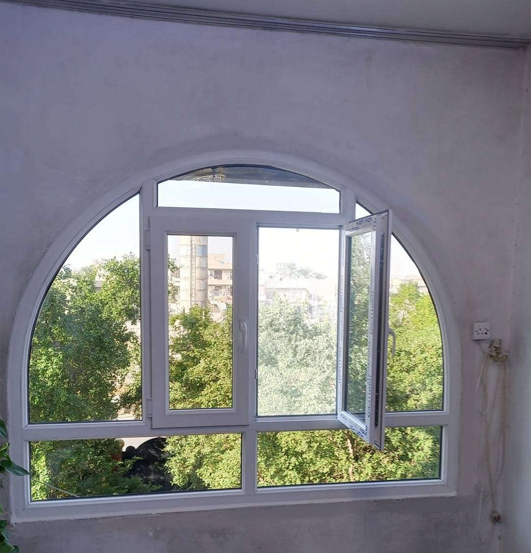 .تثبيت قوس بالكون خلفي  بعد رفع الشباك والكتيبة الحديد ساحة ١٨٠١ .مقطع ابيض . زجاج اسود ٤ملم عاكس . مانع اتربة عدد ١ . الباب التركي واتساب ..***********
