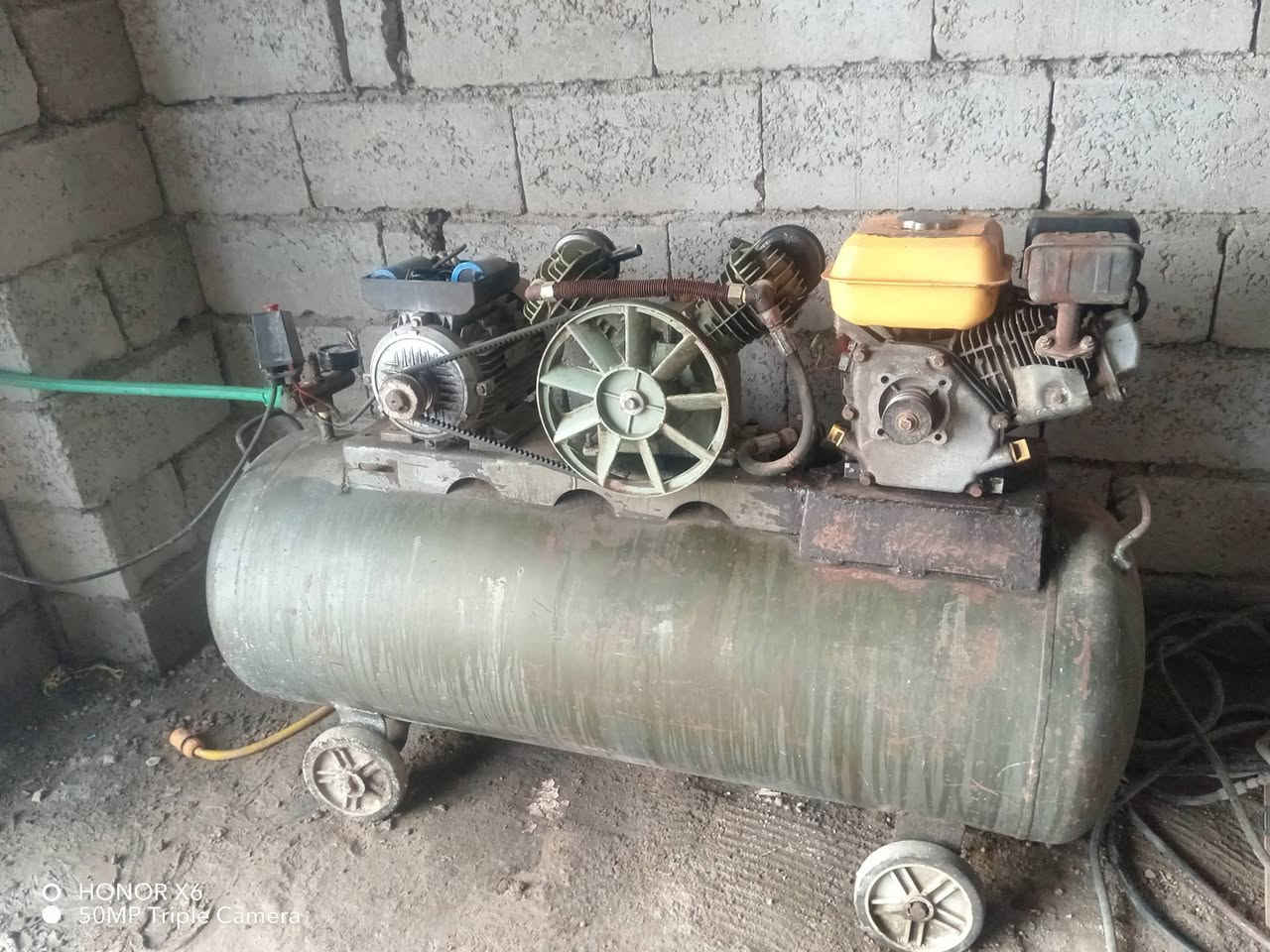 سلام عليكم كمبريسر لبيع حجم 300شغال ماطور كهرباء وماطور بانزين السعر 500الف وبعد بيه مجال المان الديوانية الحمزة الشرقي ***********
