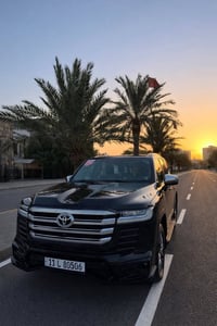 لاندكروز vxrلمتدد2023 وكاله ساس داخل الضمان ماشيه 70الف كيلو متر بوب ش...