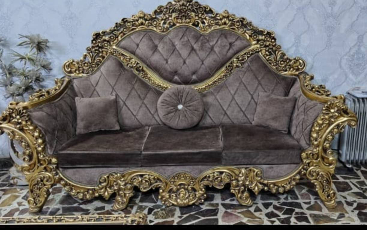 تخم ملكي 
تخم عشر مقاعد مع طبلة وسطية وطببتين نظيف استعمال قليل
متكون: من قنفة ٣ نفر عدد ٢
             وكرسي نفر عدد ٤
السعر : ٩٠٠ وبي مجال
المكان: ضباط القاهرة مقابل جامع النداء
للاتصال : ***********
