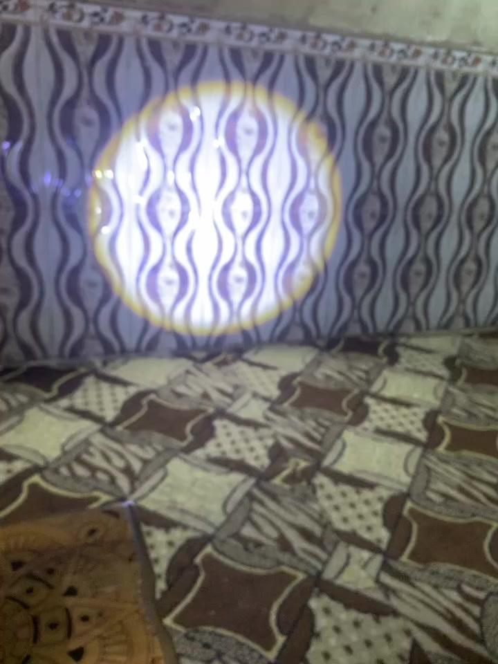 السلام عليكم لايت اصلي اربع بطاريات المده كلش قوي ويستخدم باور نفس الوقت بعده جديد السعر ٦٥ وشراي يدلل***********
