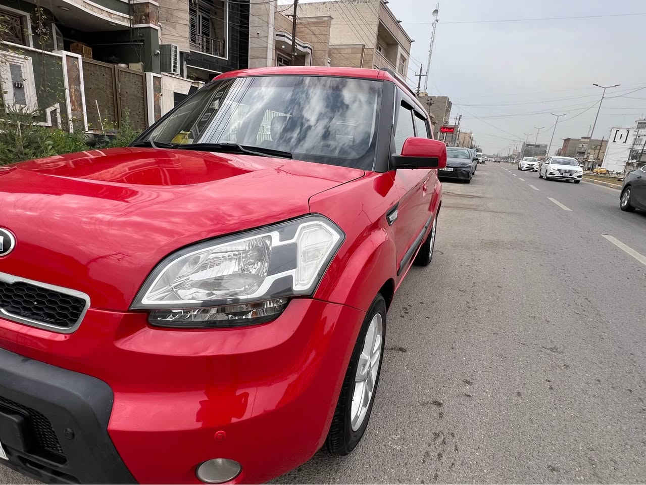 السلام عليكم
كيا سول 2009 خليجي  محرك 1.6 دوش فول ماعدا السلايد بصمة حساس خلفي كاميرا بلادي تخم تاير وويل كب مسجل شاشة تبريد منظومة جديدة تدفئة ايضا حدادية جديدة كير محرك جدد السيارة بيهة طخة جاملغ خلفي فقط وصبغ حزام بسبب الجراد وعندي صورهة قبل الصبغ اليحب يراسلني وارسلها له رقم بغداد باسمي 
السعر 94 ورقة وبيهة مجال للاتصال *********** ابو محمد بغداد, العراق
