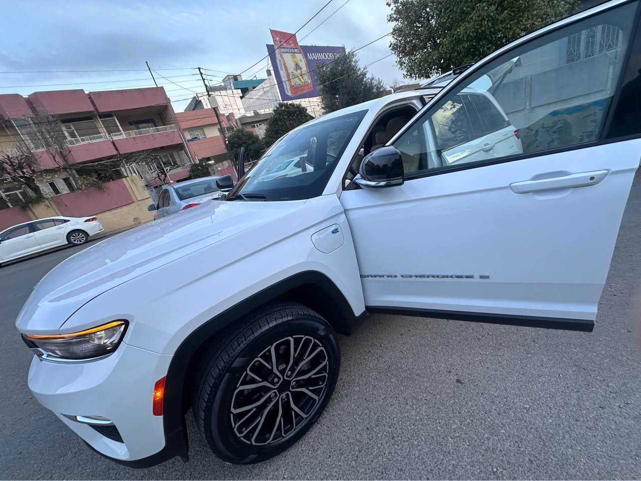 jeep grand Cherokee 

جیپ گراند چیروکی 2024 4xe هایبرید
کلین تایتڵ clean title 
ناو بێجی
تایەی تازە حجم ٢٠
شاشە گەورە
پانۆراما
سێ مانگ ڕەقەم کاتی لەگەڵە 
ناونیشان :- سلێمانی
سعر :- $36800
ژمارەی مۆبایل  :- ***********

عربی

جيب جراند شيروكي 2024 4xe هايبرد
 • كلين تايتل
 • داخلية بيج
 • رنكات قياس 20
 • شاشة كبيرة
 • سقف بانوراما
 • سيارة جديدة ولم تُرقم بعد
 • الموقع: السليمانية
 • السعر: 36800$
 • رقم الموبايل: *********** السليمانية, العراق
