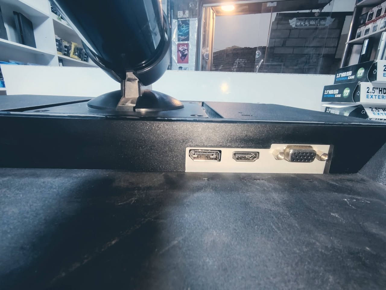 شاشة HP حجم 21  ترهم للكاميرات .. مونتير للحاسبات .. شاشه جانبيه .. للبلي 4  
سلم نحيفة جدا   حديثه   من انتاج 2021 
60 هرتز  .. 1920*1080  FULL HD  
تحتوي 3 مداخل  VGA  + HDMI + DISPLAY PORT
باقي مواصفاتها موجوده بالستيكر   
تحتوي على ميزة تصفية الاشعة الزرقاء لحماية العين 
بسعر 75 ألف قفل   

مكتب أحمد الزاملي / الدغارة / شارع الطيور 
***********
