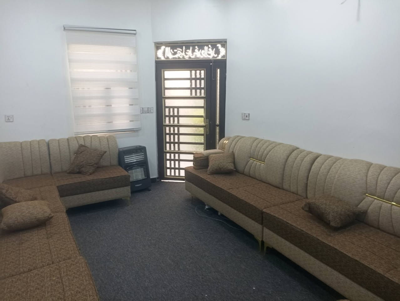 السلام عليكم اخوان بيت مساحه ١٠٠ متر بناء جديد غرفه وصاله عله مطبخ واستقبال وصحيات  داخليه وخارجيه مجاري تبليط مدارس مستوصفات كلشي متوفر قريب ع الشارع الشراي يتصل مكانه حي لامين سند ٢٥ للاتصال ‏‪0781 708 9119‬‏
