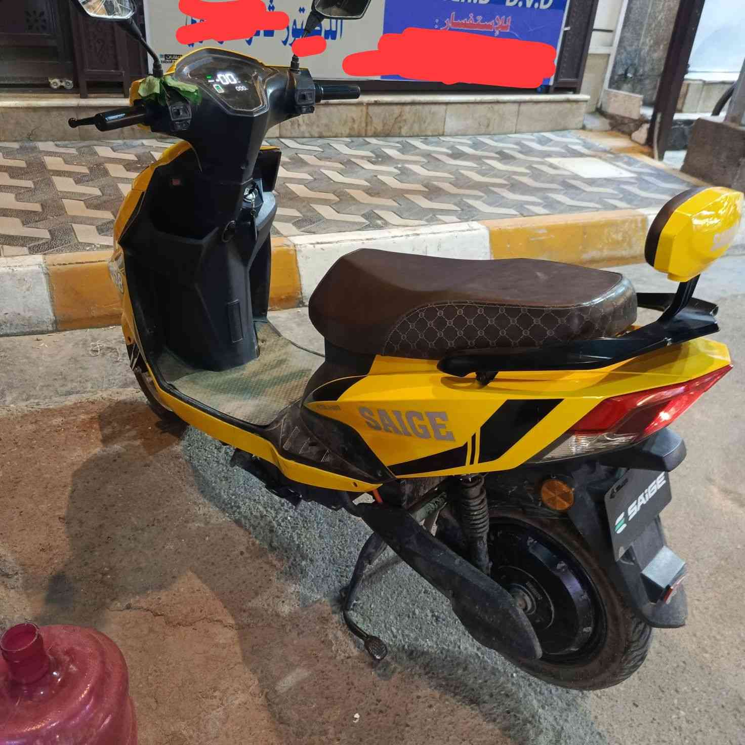 التواصل واتساب ***********

**دراجة كهربائية 
 * **الإضاءة:** منظومة إضاءة LED كاملة (Full LED) أمامية وخلفية بتصميم حاد وقوي يوفر رؤية ممتازة واستهلاكاً منخفضاً للطاقة.
 
 * **القوة المتوقعة:** تتراوح ن **1000 واط إلى 2000 واط**، وهو ما يمنحها عزماً ممتازاً للتحرك داخل المدينة والصعود البسيط.
 * **السرعة القصوى 70  كم/ساعة** (حسب وضعية القيادة والحمل).

 * **المسافة المقطوعة:** تقطع مسافة تقريبية تتراوح بين **50 إلى 70 كيلومتر** بالشحنة الواحدة (تعتمد على سرعة القيادة ووزن السائق).
### 4. الأمان والتحكم
 * **المكابح (البريكات):** مكابح ديسك (Disk Brake) أمامية لتوفير وقوف مفاجئ وآمن، ومكابح خلفية (إما ديسك أو درام عادي).
 * **المساعدات (الجامبينات):** مساعدات هيدروليكية أمامية وخلفية لامتصاص الصدمات والمطبات في الشوارع.
 * **الشاشة:** شاشة رقمية (Digital Dashboard) في المنتصف تعرض السرعة، مستوى شحن البطارية، والمسافة المقطوعة.
### 5. ميزات إضافية
 * **جهاز إنذار:** نظام حماية ضد السرقة مع ريموت كنترول للتشغيل عن بعد وقفل الدراجة.
 * **منفذ USB:** تحتوي على منفذ لشحن
