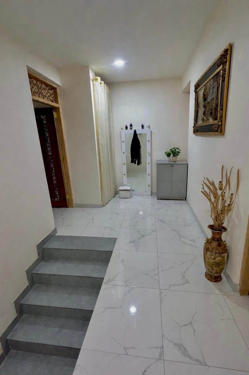 سلام عليكم بيت للبيع العنوان /حي الشباب بضهر مدرسه رفيده للبنات
مساحه 65 متر
الواجه 5 ونزال 13 
طابق الااول /يحتوي ع صاله كبيره ومطبخ وحمام 
طابق الثاني يحتوي ع 3 غرف نوم غرفتين قياس 4 في 4 وثالثه سويت 4و80 في 5 ونص استفسار وتساب ***********

