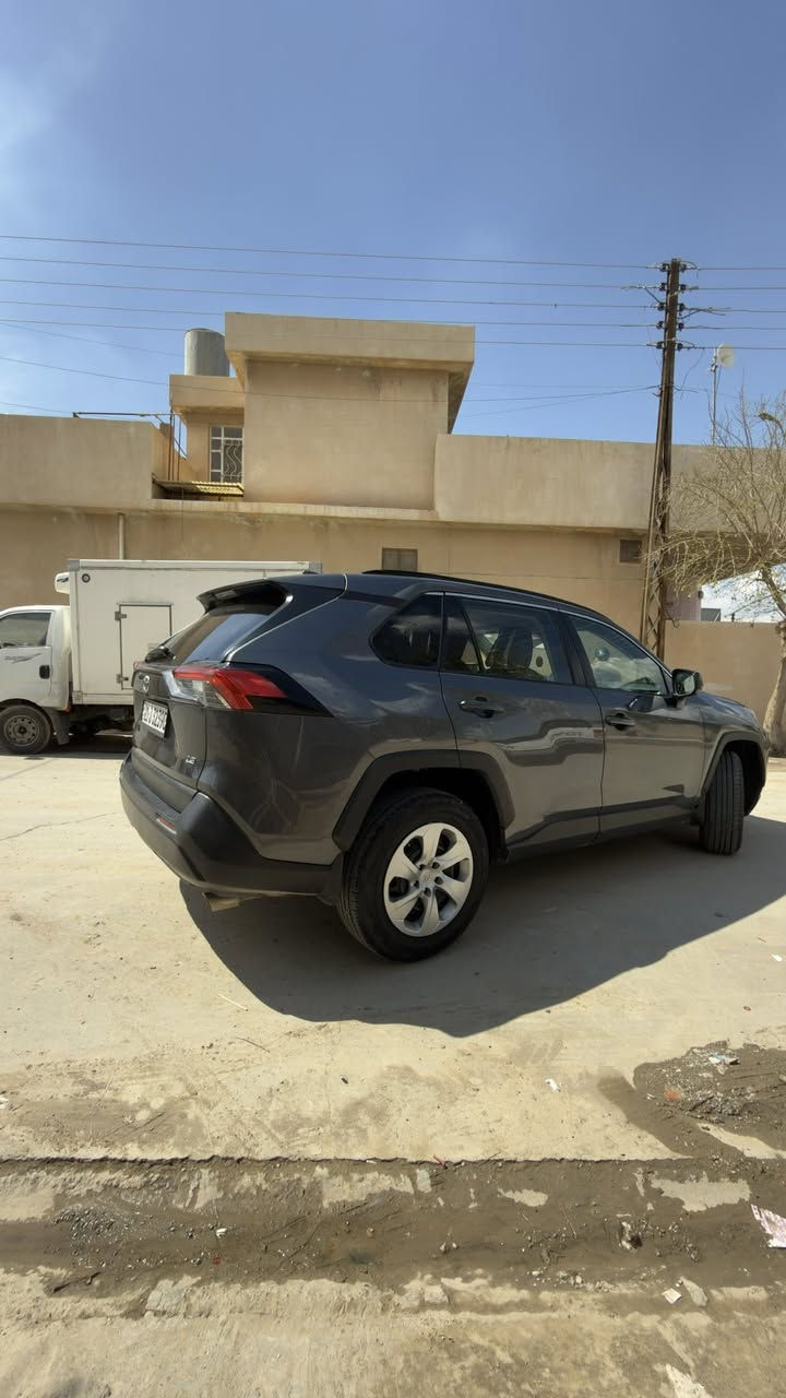 راڤ فور فئة Le موديل ٢٠٢١
ممشى ٦٠ الف 
الضرر - صندوق خلفي مبدل بلادي من الشركة نفس اللون 
المحرك - ٢٥٠٠ / ٤ سلندر 
وارد امريكي ، لبقية التفاصيل يرجى التواصل مع الرقم التالي او مراسلة الصفحة خاص ، 

*********** - ***********
