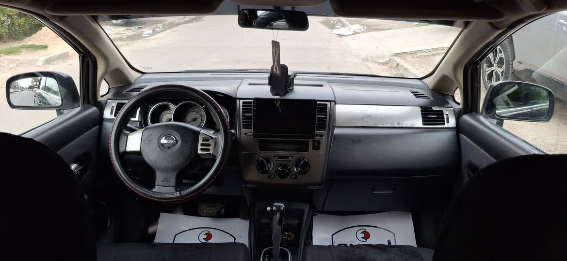 السلام عليكم
نيسان فيرسا موديل 2008 
رقم بغداد دولي بأسمي 
كير محرك نضيفات 
صدر نظيف . تبريد شغال 
كير اوتوماتيك . محرك 1800 
شاشه + كامره خلفيه + بصمه صندوك 
↖️السياره مصبوغه حزام ↗️
مكان السيارة بغداد العامريه 
السعر 65 وبيها مجال 
للاستفسار ( *********** )
