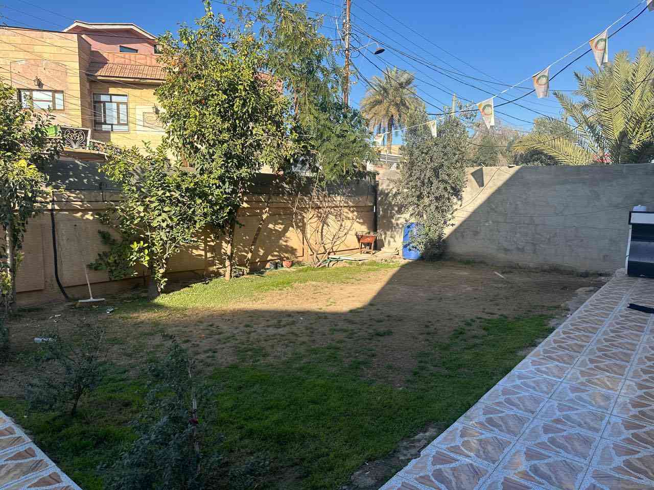 للبيع او المروس ينفع استثمار ايجارات �

🏡 الموقع: منطقة البو شامان مقابل مدرسة غزة
📐 المساحة الكلية: 500 متر مربع

يتكون العقار من بيت رئيسي مع مشتمل مستقل، والبيت مجدد بالكامل من الداخل مع أعمال صيانة وتحديث حديثة.

🔹 البيت الرئيسي:
✅ كراج كبير مع حديقة
✅ مطبخ بقياس 5×4
✅ هول بقياس 6×5
✅ غرفة ضيوف (خطار) بقياس 5×8
✅ موزع بقياس 4×6
✅ غرفة نوم مع سويت داخلي بقياس 4×5

🔹 الطابق الثاني:
عبارة عن شقتين مستقلتين

▪️ الشقة الأولى:

* موزع 4×5
* 3 غرف بقياس 4×5 لكل غرفة
* مطبخ 3×3
* حمام + توليت

▪️ الشقة الثانية:

* مدخل مع مطبخ 3×3
* حمام + توليت
* هول 4×5
* غرفة نوم 4×5

🔹 المشتمل الأرضي:
✅ كراج كبير مع صحيات
✅ مطبخ 5×4
✅ هول 4×5
✅ غرفة مع سويت 5×4
✅ غرفة صغيرة تستخدم مخزن

📞 للاستفسار والمعاينة يرجى التواصل على الخاص أو الاتصال
***********
