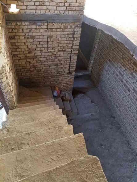 السلام عليكم
  دار للبيع هيكل مسقف مكان مميز جداً طابقين 
طابو زراعي سند ٢٥
بسم ابو البيت شخصين سند
المساحه //١٠٠متر 
نوع البناء//طابوق السقف صب كونكريت مسلح باشراف وتنفيذ مهند مدني 
العنوان / /بابل المدحتيه
الجمعيه الزراعي خلف مدرسة علي طه الاهليه 
خدمات كامله من ماء وكهرباءوتبليط لحد باب البيت مجاري خارجيه
عرض الشارع ٦متر
السعر/٦٨وبي مجال
تفاصيل البيت طابقين
الطابق الأول
صاله كبيره
عدد الغرف١
مطبخ 
ممر جانبي
درج فر طابقين
الارضيه صب رفت
باب دخول وخروج للصاله 
بوب و شبابيك الحديد كامله 
باب الدار موجوده البيت مقفل 
مجمع صحيات داخليه وخارجيه
الطابق الثاني يتكون من
عدد الغرف ٢
صاله
مجمع صحيات 
نقص البيت ارضيه حلين صب
لبخ خارج وداخل تشطيب دكم الكهرباء 
تحويل البيت ثاني يوم بعد الشراء 
بناء حديث موقع جيد جداً 
سنة البناء حديث
للاستفسار
مراجعة  مكتب دلالية وائل الهندي 
***********وائل الهندي
***********ابو علي
مكتب دلالية وائل الهندي بابل المدحتيه الحمزه الغربي ع شارع 60 قرب سلوان ابو الكاشي مقابيل فرع علي قمار
