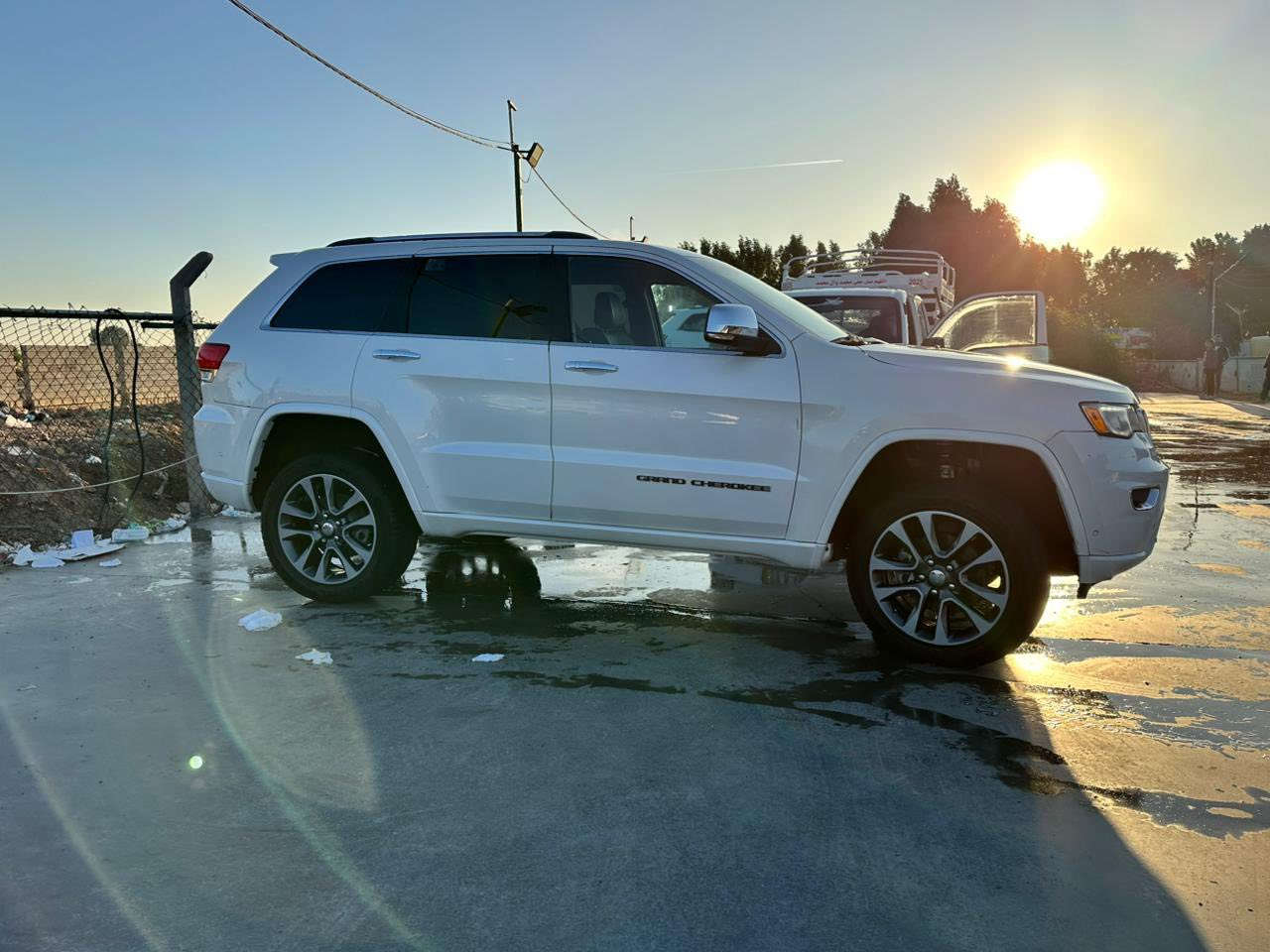 فئة سومت
أعلى مواصفة – فخامة وأداء على أعلى مستوى

▪️ موديل:2017
▪️ محرك: 6 سلندر 3.6L
▪️ كير: أوتوماتيك 8 سرعات
▪️ دفع: 4×4
▪️ اللون: أبيض
▪️ الداخلية: جلد فاخر

🔹 مواصفات كاملة:
– تعليق هوائي (Quadra-Lift)
– فتحة سقف بانوراما
– شاشة Uconnect
– كاميرا + حساسات أمامية 
_رادار امامي 
_رادار جانبي 
وخلفية
– ويل 20
– قيادة ناعمة وثبات عالي
– مناسبة للسفر والاستخدام اليومي

📌 السيارة نظيفة جدًا، استعمال راقٍ
📌 ما تحتاج شي
📌 جاهزة للفحص بأي مكان
📌 أوراق نظامية كاملة
🙋علما السياره معلايه موديل2022 
205💰
للاستفسار 
***********
