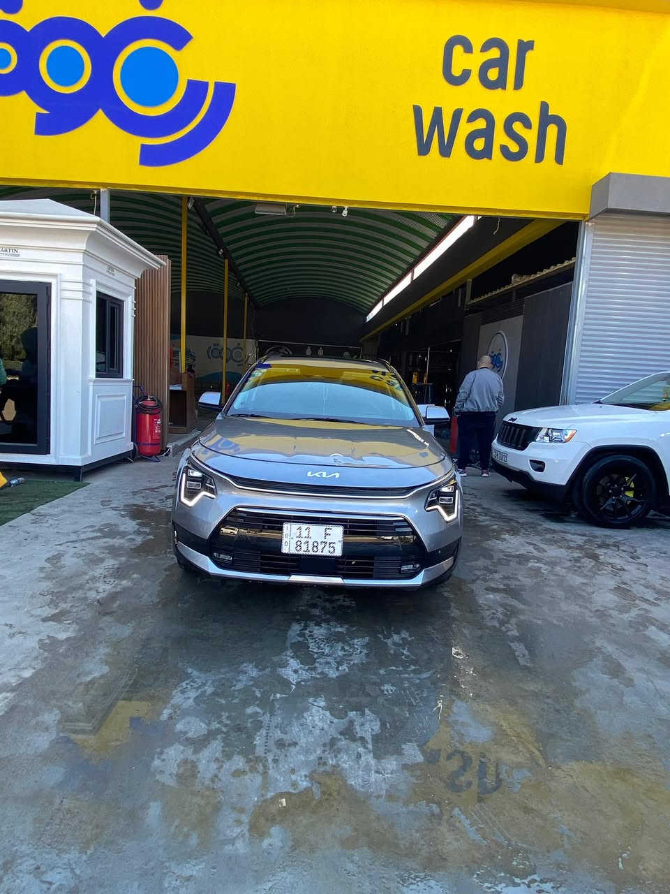 السلام عليكم  كيا نيرو هايبرد موديل 2024للبيع فول مواصفاتsx
مواصفات السياره 
الحادث كما موضح بالصوره تبديل دعاميه فقط البنيد نفسه مامبدل 
ايرباك ستيرن فقط 
السياره تشغيل عن بعد 
تدفئه تبريد كشنات +تدفئه مقود
جنطه كهرباء 
حساسات 360
رادا امامي 
خزن وضعيه المقعد 
السياره ماشيه 27الف ميل 
مرب قلاب مع الR
نقطه عمياء 
تبريد قطعتين 
بصمتين +كارت تشغيل مثل الماستر
مثبت سرعه 
نظامين قياده ecoو sport
مري شفط 
فتحه بالسقف 
محرك 1600سمارت ستريم ارقى محرك 
اعلى مواصفات بالنيرو هاي  
مكان السياره بغداد الدورة
الاستفسار الاتصال
***********
