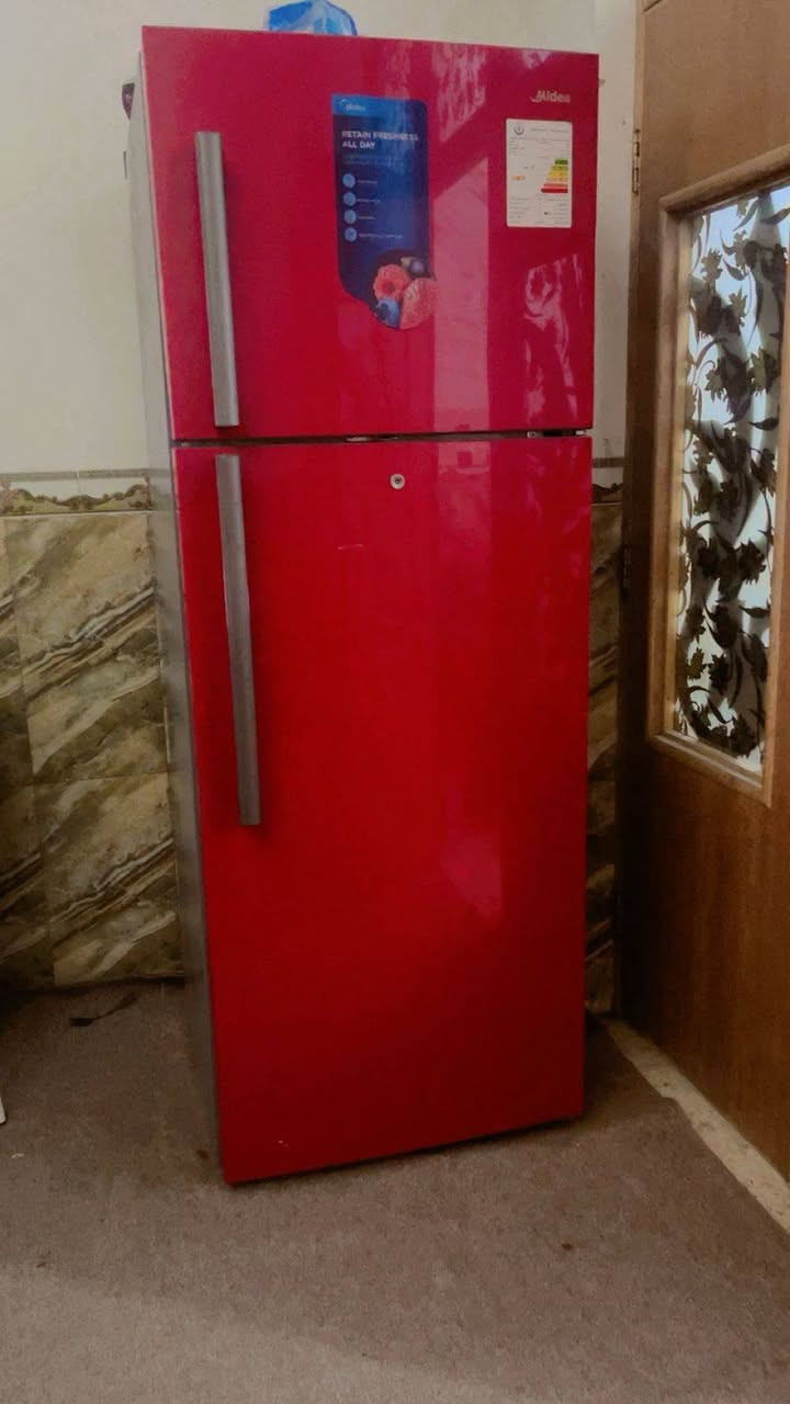 ثلاجه 18 قدم مستعمله نضيفه السعر 300 او بيه مجال المكان حله شارع سيد علي ***********
