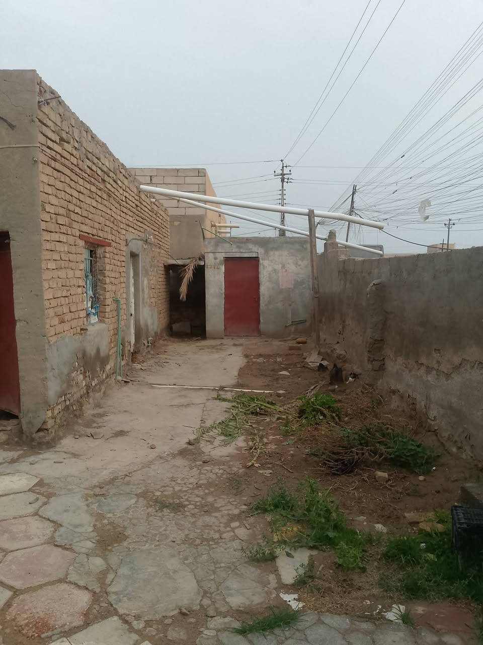 للبيع فقط
بيت بحي الصدرين ركن على شارعين 
مساحة 300م قرب مدرسة محمد ابن ابي بكر مقابيل المتنزة غرفتين وصالة واستقبال بناء طابوق والسقف شيلمان ***********
