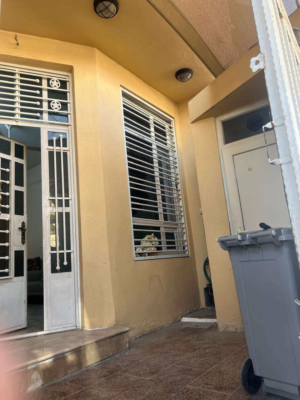 للبيع مستعجل لاغراض السفر 
100م.           5*20
البلديات حي التجار على شارع 15م
البيت كلش نضيف وجديد
يحتوي على مدخلين استقبال مع ممر
هول داخلي ومطبخ وخدمات 
غرفة نوم مع ترك حمام خارجي 
الطابق الثاني 
غرفتين نوم مع الخدمات 
الطابق الثالث 
بتونه كبيره جدا ممكن ان تصلح غرفه 
نوم 
ارضيه البيت مرمر درجه اولى 
سطح عدد اثنان 
لايوجد اي نقص في البيت 
لمزيد من المعلومات الاتصال
مكتب عقارات القناة

 موجود واتساب بالصفحة  
اي استفسار اتصال فقط  لطفآ
منردعلى التعليقات   (***********)
