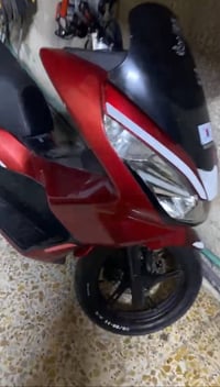 pcx جيل الثاني للبيع يابانيه الدراجه كفاله عامه  ماعده ملاحضه بيها بلك...
