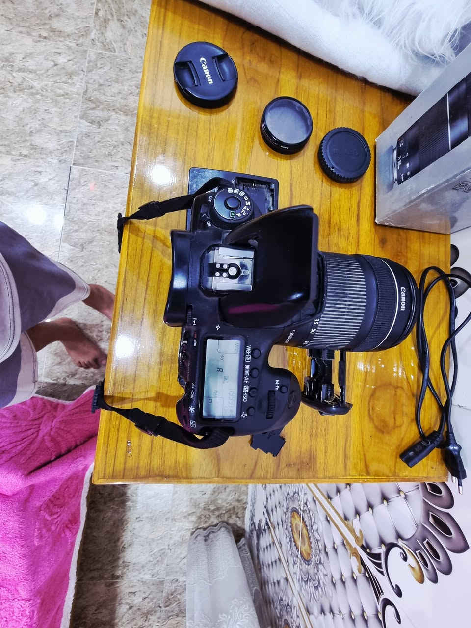 السلام عليكم   كانون 7D مارك 2
الكاميرا نظيفة ..
.العدسة: Canon 18-135mm IS STM،زوم وشاملة)
.باتري جريب يركب أسفل الكاميرا لحمل بطاريتين وتكبير الحجم.
 رام 32 جيجا 
 شاحن وبطاريتين 
 حزام الرقبة 
 قاعدة بطاريات AA إضافية للجريب
.السعر: ٧٠٠ الف 
بغداد ***********
