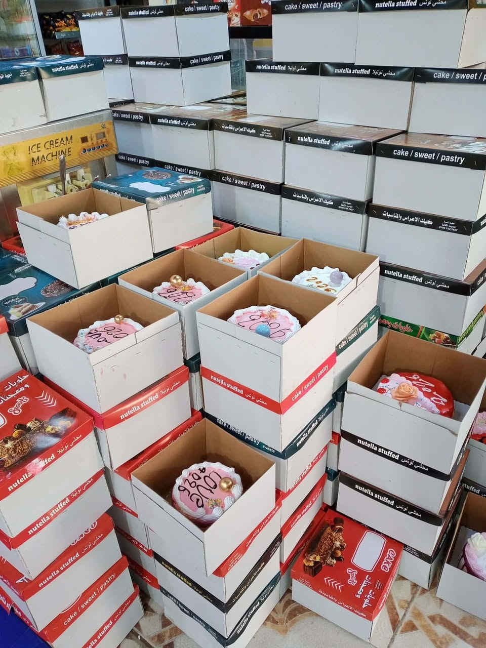 السلام عليكم وصل الان كيك زينه انواع يوجد حجز يوجد توصيل  العنوان تلول ناصر  مرطبات غانم   يوجد مفرد وجمله    ***********
