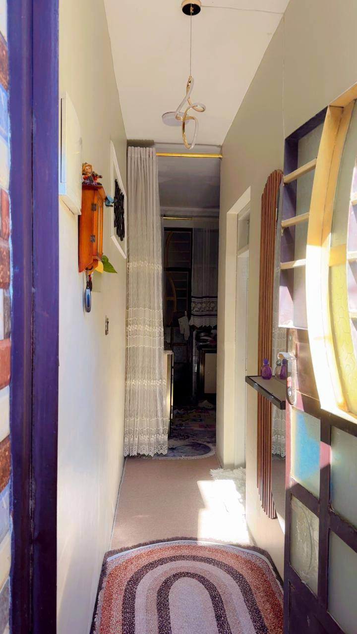 #بيت 50 متر زراعي الواجهه 5 متر والنزال 10 متر
يحتوي عل طرمه اماميه  متر * 5 وتواليت خارجي
واستقبال 3 ونص متر * 3ونص متر + ممر متر معزول عن الاستقبال
وحولي كبير وترك 1 متر ونص * 2 متر ونص
وحمام جوه 2متر * 1متر ونص وفوك حمام ثاني نفس الجوه
وبيهن غربيات يعني حمام توايليت
وغرفه فوك كبيره 5 * 3ونص وبيتونه كبيره نص البيت 5 متر * 5 متر وبي صطح عدد 2 كل واحد 5متر * 5 متر
والاساس مال البيت رفت صب. وليس بتلو ودفن تراب
العنوان الشعله قطاع السادس شارع ابو الدهن
بل فرع مال افران السيد هاتف
***********
