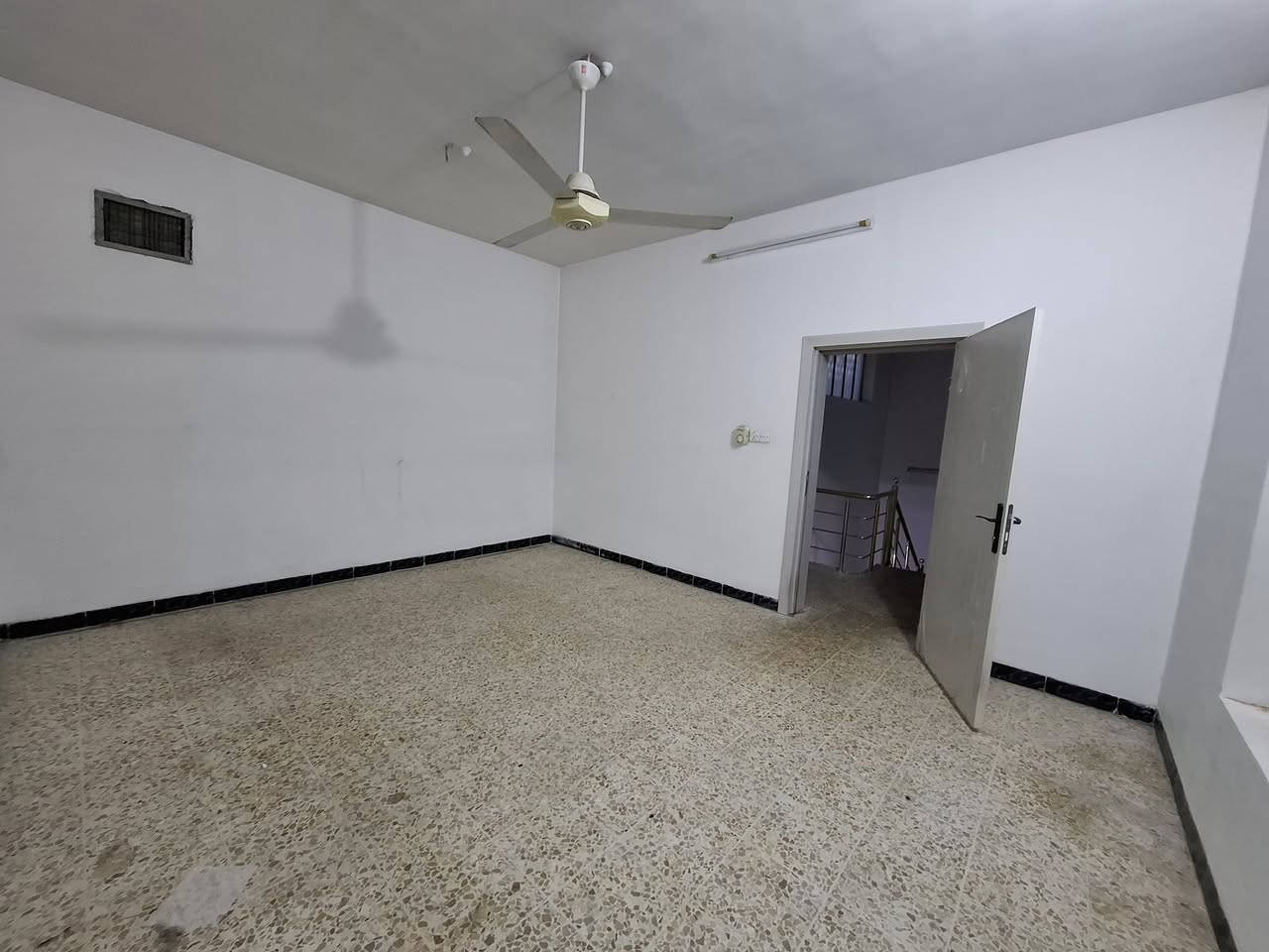 #دار للأيجار 150 متر طابق ونص الموقع روناكي قريب من شارع العام
#ط1 غرفه نوم _ هول _استقبال _ مطبخ حار+بارد _ صحيات _ كراج _ حديقه
#ط2 غرفه نوم _ هول _ صحيات 
للأستفسار الاتصال على الارقام التاليه 
***********
***********
