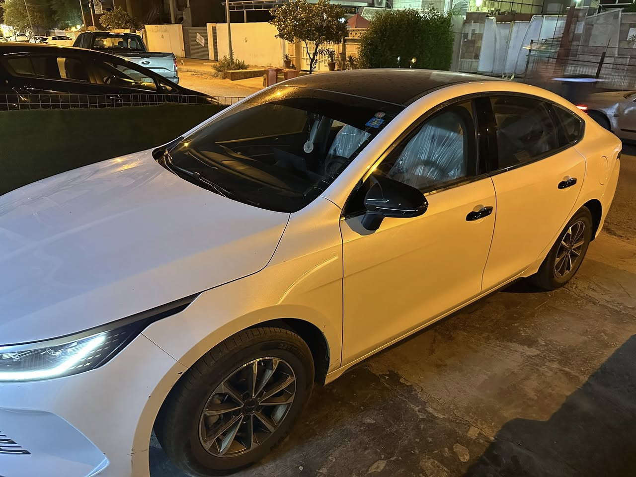 السلام عليكم
سياره BYD دستروير 05 2025 للبيع 
مواصفات السياره 
گير ماوس 
شاشه قلاب 
دخول ذكي 
تشغيل عن بعد 
بصمه بالابواب 
قماره ppf اسود 
كت سوادات كامل 
تغليف بگ لايت 

السياره ماشيه 20 الف ملحقاتها كامله مثلث شاحنه جهاز منفاخ للتايرات السياره كامله 
السياره بيها pdr بالمكان الموضح بالصوره بالباب الخلف السايق فق الباقي مكفول كفاله عامه مكاني بغداد للاستفسار : 
***********
