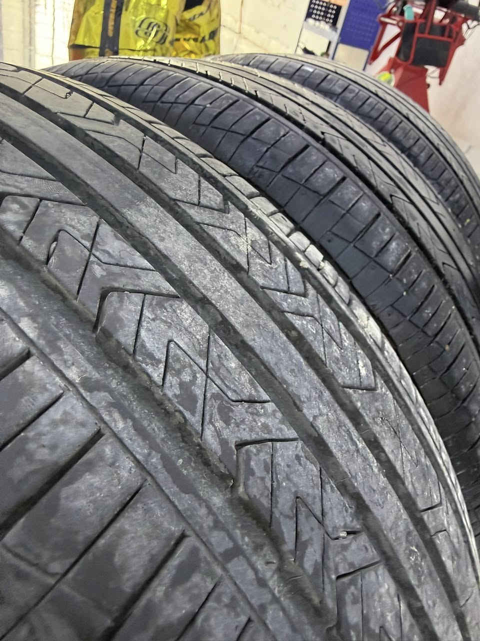 عندي ٣ تايرات بلدي كورلا هايبرد صيني ماركة hankook نظيفات حيل سياره ماشي ٦ الف كم طك عندي تك تاير بدلت ٤ طخم علمود نقشه و هذني دابيعها ابشرط لوك لوك مكاني كركوك سعر ١٢٥ الف بيه مجال ***********

