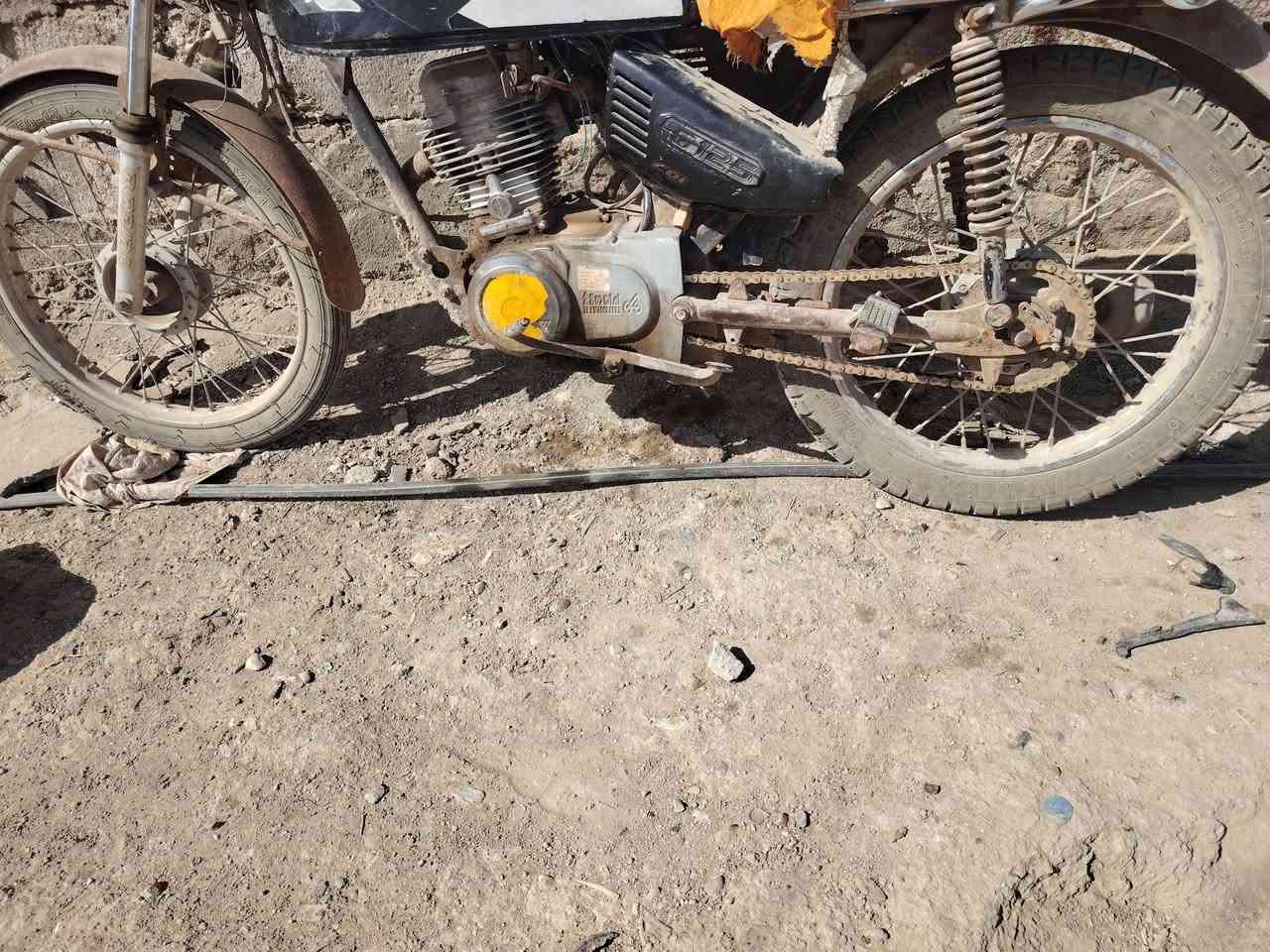 دراجه كلك كلك كلك للبيع الدراجه شغاله وشرط هندر واحد مكينه ارشه ويل خلفي وتايات وجوب خلفي كله جديد زنجيل جديد  الدراجه شايله روحه مال شغل تروح وترجع بيهه 
وابيعك. كووم حديد 
السعر$100
***********
