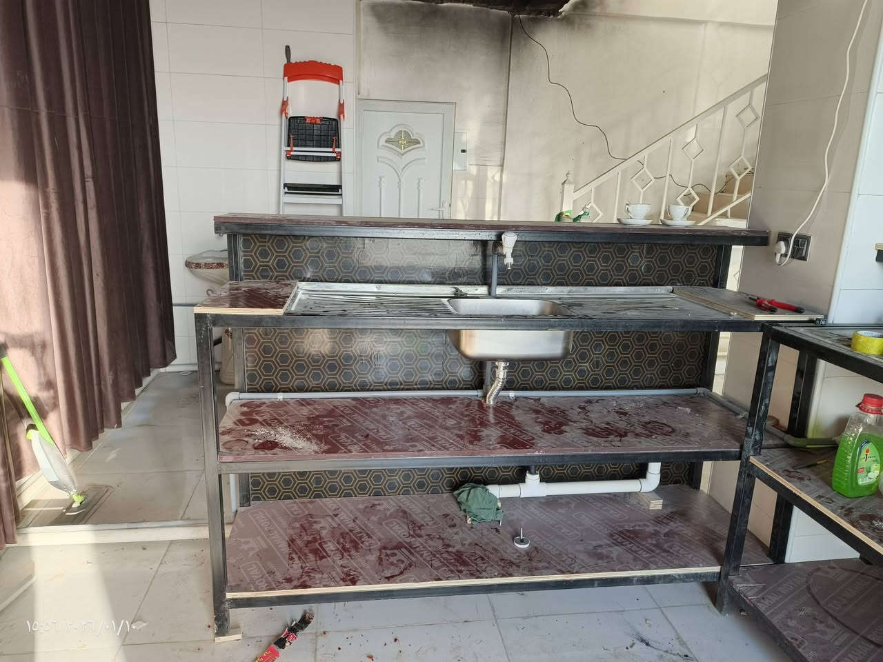 بارستا للبيع 3 قطع ، القطعة الاولى العرض 2 متر و النزال 50 سانتي و سنگي جناحين ، والقطعة الثانية سنگي جناح ،العرض 190 سانتي ، والقطعة الثالثة 3 رفوف خشب بلوك السعر 600 الف وبيها مجال ***********
