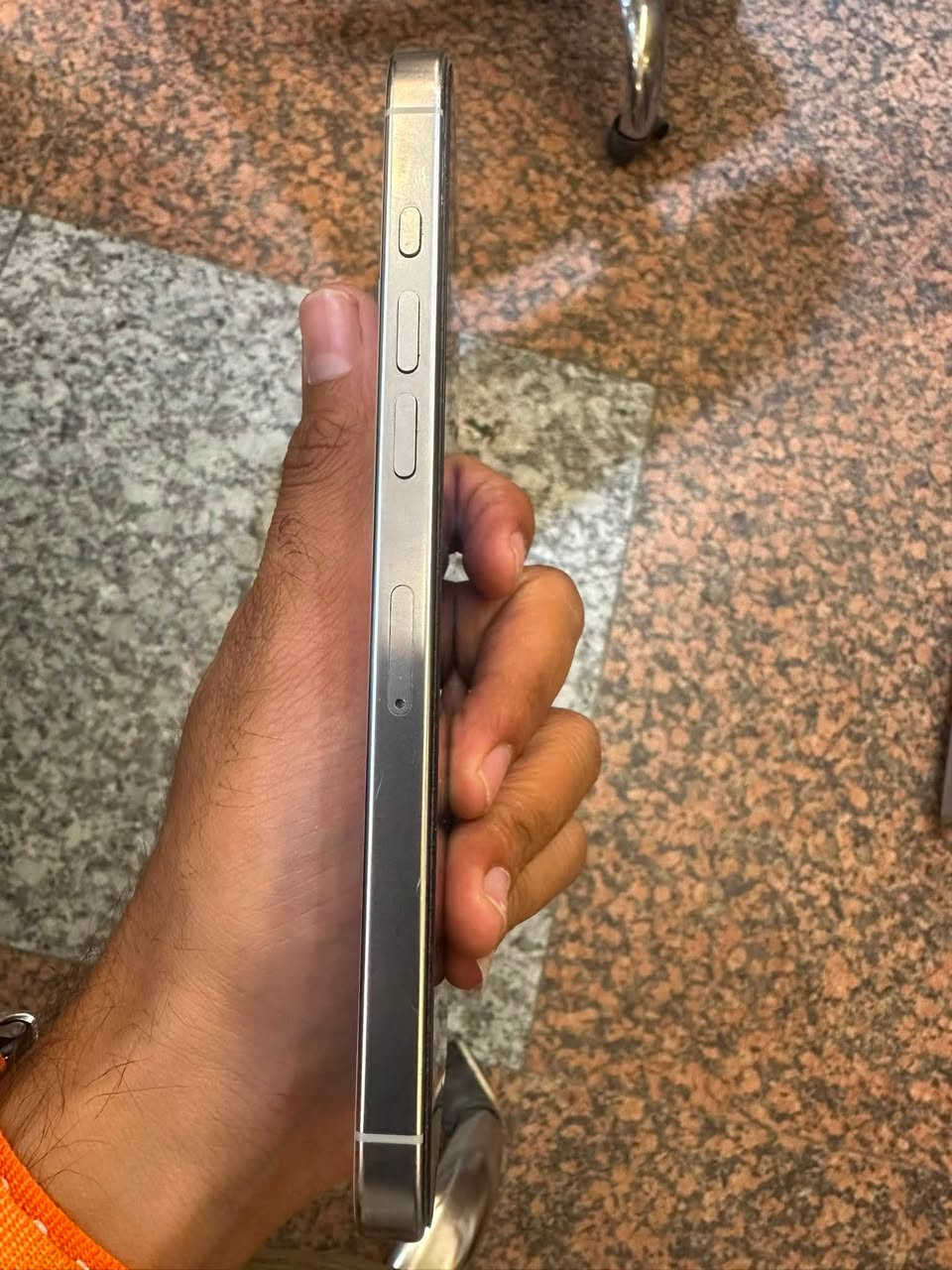 ايفون 16 بروماكس ذاكراه 256 بطاريه 96الجهاز بلادي ماستر كارتونته موجوده بس بي نقطه بل شاشه بس ما مثره على الشاشه السعر 950 الف  العنوان بغداد ***********
