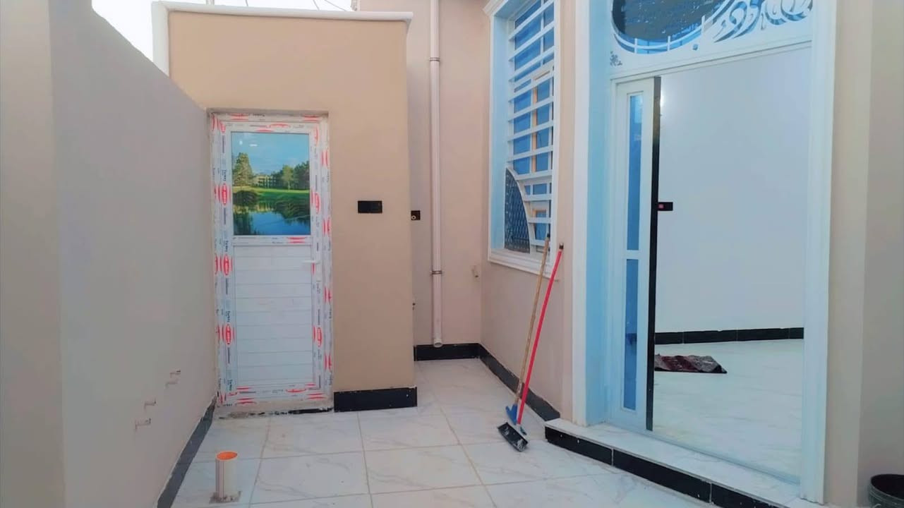 بيت 170 متر للبيع على شارع عرضه 20 متر طابو زراعي سند 25 قرار محكمه والسعر 78 مع المجال العنوان النجف شارع كربلاء نجف عمود 105 مقابيل جسر الشهداء للاستفسار*********** اتصال واتساب
