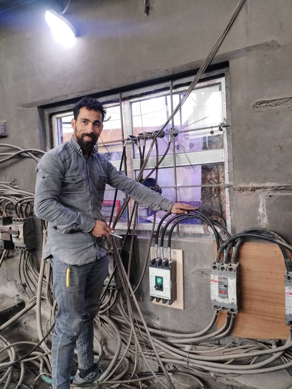 *********** صالح الكهرباي
