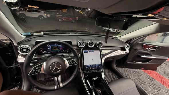 (***********) السيارهc300 وارد  امريكي قطعتين بيها  موديل ٢٣ ماشيه ٣٠ الف كيلو   مطلوب ٣٢٥ وبي مجال بسيط
