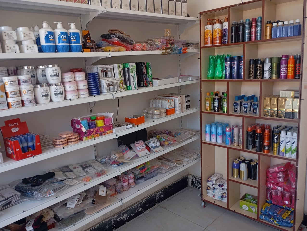 كوزمتك كامل مع الرفوف للبيع للاستفسار
***********
