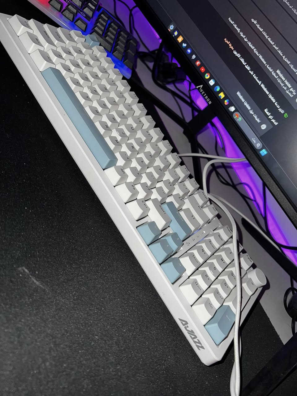 ⸻

🎮💥 للبيع حاسبة ألعاب احترافية متكاملة – أداء خارق وتصميم فخم 💥🎮

🚀 مواصفات الجهاز الأساسية:
 • 🔹 المعالج (CPU): Intel Core i5-12400F – الجيل الثاني عشر (12th Gen)
أداء مذهل في الألعاب والبرامج الثقيلة مع 12 نواة وسرعة تصل إلى 4.4GHz Turbo
 • 🔹 اللوحة الأم (Motherboard): ASRock H610M-HDV/M.2 R2.0
تدعم أحدث تقنيات التخزين والرام، مستقرة جدًا للألعاب والاستخدام الطويل
 • 🔹 كارت الشاشة (GPU): NVIDIA GeForce RTX 4060 8GB
كارت قوي جدًا لتشغيل كل الألعاب الحديثة على إعدادات Ultra بدقة 1080p و 1440p
يدعم تتبع الأشعة (Ray Tracing) و DLSS 3 لأفضل أداء وجودة رسومات
 • 🔹 الرام (RAM): 16GB DDR4 بسرعة عالية (قابلة للترقية)
 • 🔹 التخزين:
 • SSD رئيسي (C:) بسعة 230GB لتثبيت النظام والألعاب
 • SSD ثانوي (D:) بسعة 234GB لتخزين الملفات والمشاريع
سرعة تشغيل خرافية – يشتغل النظام خلال ثوانٍ فقط

🧊 نظام التشغيل: Windows 11 Pro 64-bit
🎮 DirectX 12 Ultimate لتجربة ألعاب انسيابية بدون تقطيع

⸻

🖥️ الشاشات:
 • شاشة AVETRON قياس 24 بوصة بدقة عالية وألوان واقعية
 • شاشة HP ZR2240w مثالية للبث أو المراقبة الجانبية أثناء اللعب

⸻

⌨️ الملحقات (Gaming Gear):
 • كيبورد AVAZZ بإضاءة RGB احترافية ولمسة مريحة
 • ماوس Redragon M913 Impact Elite لاسلكي RGB بعدة أزرار قابلة للبرمجة
 • ماوس باد أسود RGB متعدد الألوان بإطار مضيء أنيق
 • سماعة FANTECH HQ52S TONE+ RGB صوت محيطي واضح مع إضاءة مذهلة
 • ميز أبيض على شكل حرف L بتصميم عصري ومساحة كبيرة لترتيب الشاشتين والملحقات

⸻

📍 الموقع: كربلاء شهداء سيف سعد 
💰 السعر: 1,150000 دينار عراقي (قابل للتفاوض للجادين فقط)
رقم موبايل ***********⚡
🧩 جاهزة للتجربة أمام المشتري – الأداء مضمون 100٪

📩 للتواصل عبر الخاص أو التعليقات 🌟
لا تفوت الفرصة، الجهاز شبه جديد وبأداء ممتاز للألعاب، التصميم، والبث ال
