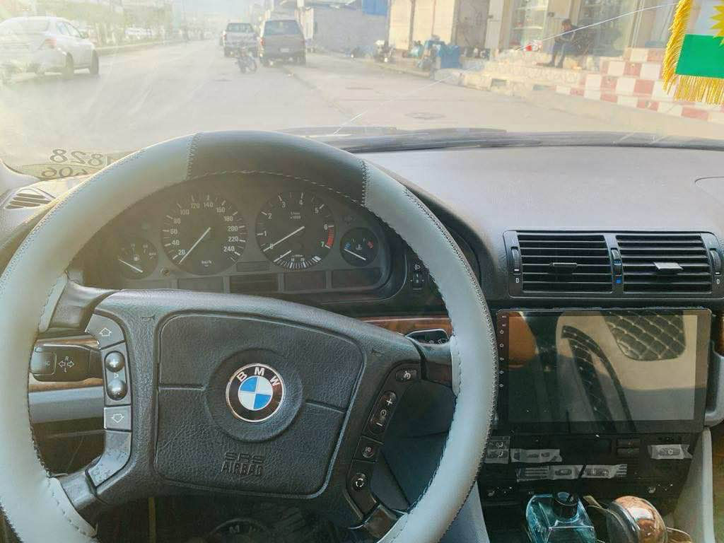BMW528i 1999
بێ تەقەو ڕەقە و بێ غایس
بە شەرتی سەقف و حیزام
گێڕو مەکینەی بە شەرت چرکەی تیا نیە
شاشەی ئاپاد ی بۆ دانراوە و کامێرا
تازە کامل سێرڤسم کردوە 
٢٥٠ مەسروفی تیا نیە
ماڵی دۆستە
سەیارەکە مەنەفێسە و هەمو ئەوراقە کانی لەگەڵە
سعری ٤٨ و شتێک مەعمەلە 
لە دەربەندیخانم
*********** دار بنديهكان, السليمانية
