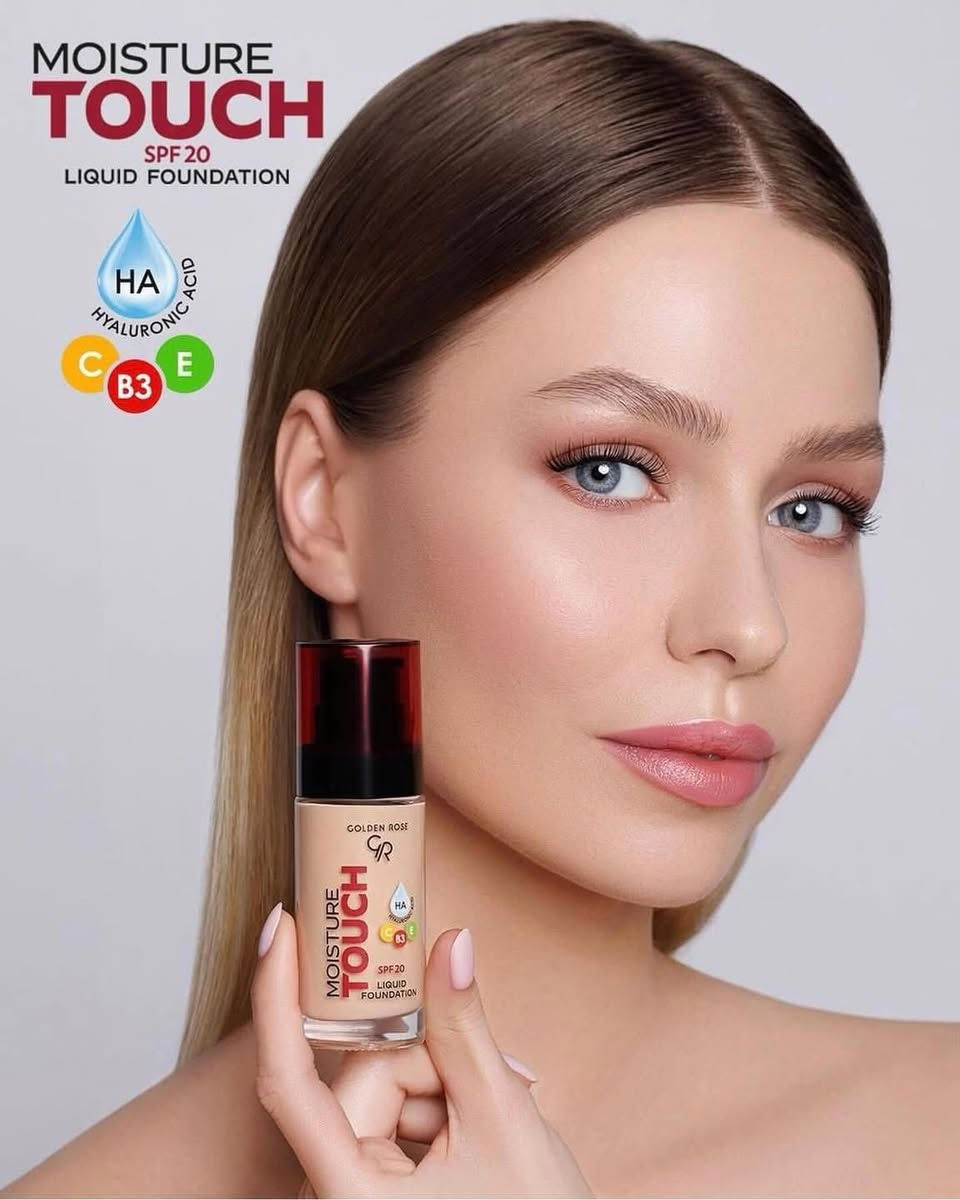 كريم الأساس السائل Golden Rose Moisture Touch هو كريم أساس مرطب بتركيبة نباتية وخفيفة الوزن، يوفر تغطية قابلة للبناء من خفيفة إلى متوسطة ولمسة نهائية طبيعية ومشرقة. 
الميزات والفوائد الرئيسية
الترطيب والعناية بالبشرة: غني بـ حمض الهيالورونيك والنياسيناميد (فيتامين B3) لتوفير التغذية والرطوبة الأساسية للبشرة، مما يجعلها تبدو ممتلئة وصحية.
الحماية من الشمس: يحتوي على عامل حماية من الشمس SPF 20 للمساعدة في الحماية من أشعة UVA/UVB الضارة.
مضادات الأكسدة: تحتوي التركيبة على مضادات أكسدة قوية مثل فيتامين C و E، والتي تعزز مرونة البشرة وإشراقها وتحميها من الأضرار البيئية.
مناسب لجميع أنواع البشرة: على الرغم من كونه مرطبًا، إلا أنه مصمم ليكون متوافقًا مع جميع أنواع البشرة، ويوصى به بشكل خاص للبشرة الجافة والمختلطة.

متوفر الان لدى سامي للعطور ومواد التجميل 
____________________________

العنوان:🔻العراق الموصل حي الكرامة🔻

‏‎يوجد لدينا توصيل لكافة أنحاء العراق🚚

‏‎للطلب او الاستفسار (واتساب ) 👇

❇️☎️0️⃣7️⃣7️⃣0️⃣7️⃣4️⃣4️⃣9️⃣2️⃣5️⃣8️⃣

☎️0️⃣7️⃣5️⃣0️⃣3️⃣3️⃣2️⃣5️⃣9️⃣8️⃣8️⃣

او مراسلتنا على بريد الصفحة الان📥

‏‎🔱 تسعدنا زيارتكم 🔱

‏‎سامي للعطور ومواد التجميل 😘
وجهتكم الاولى لعالم العطور والتجميل❤️
الحجز مفتوح والاستلام خلال يومين فقط↪️

عنوان الكوزمتك على خرائط كوكل👇📍🗺️

https://maps.app.goo.gl/jk3FJXKeUUixF3oT8

 رابط الإنستغرام 👇

https://www.instagram.com/sami_perfumes0

رابط التيك توك 👇

https://www.tiktok.com/@samiperfumesandcosmetics
