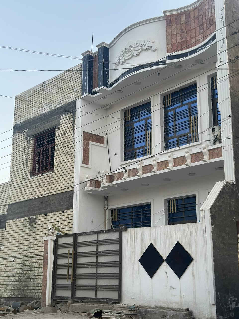 بيت للاجار ابو غريب منطقة شهداء البيت كامل جديد صارلي 4 اشهر من كملت عمل لبيت كامل مأطور ماي السخان الكاميرات الواير مال لمولد جوزة لبيت كامل من كلشي حمام فوك وجوة 3 غرف بية واستقبال ومطبخ  بل شهداء قرب لملعب مال وسام قريب على لمدرس قريب على سريع وهذة رقمي ***********
