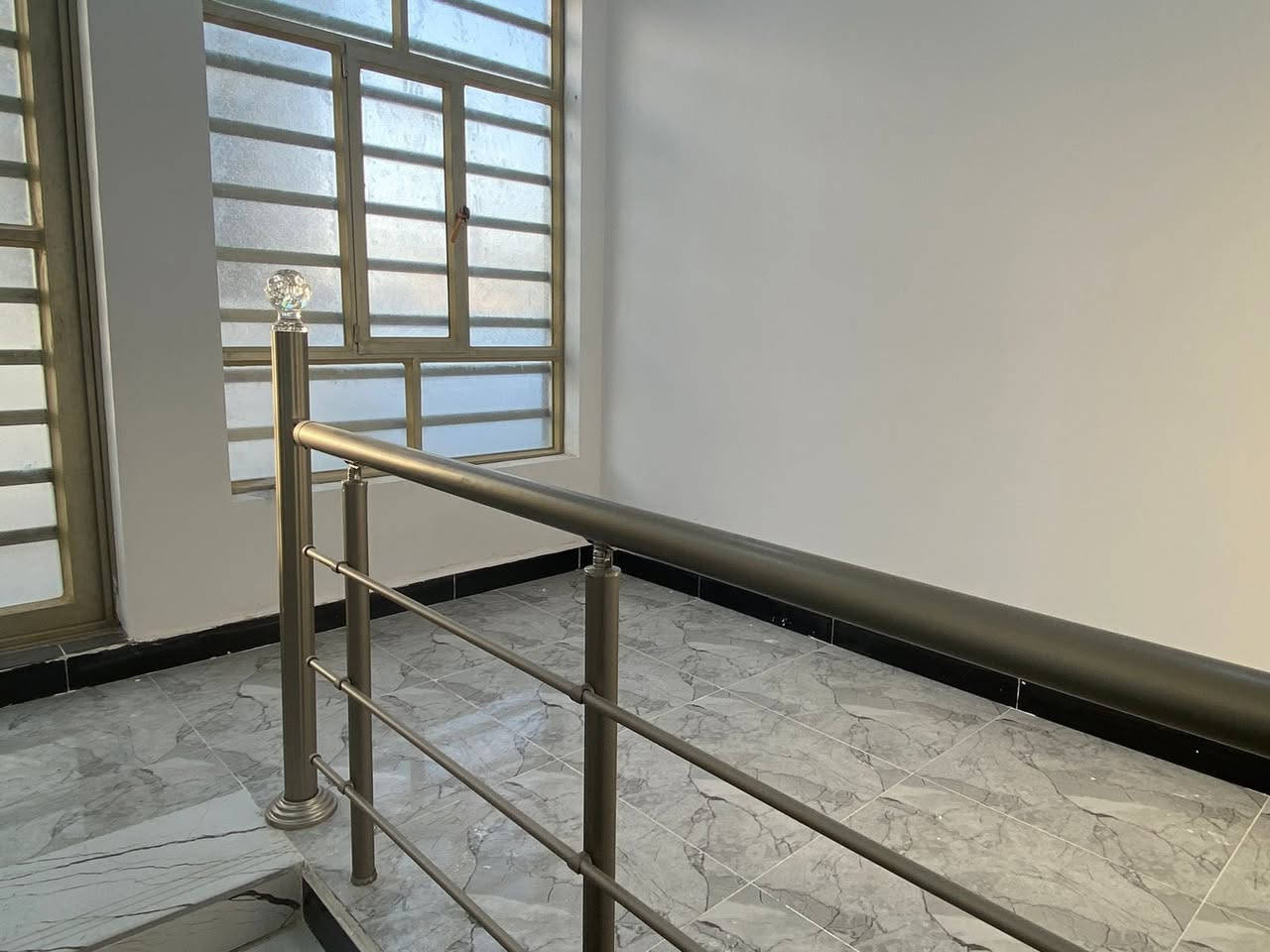 مشتمل للبيع ٥٠ م البوعيثه السلطان الثالث تنازل شركه واقرار قاضي مباشر طابو زراعي سند ٢٥ يحتوي على صاله ومطبخ وغرفتين نوم وصحيات فوك وجوه بناء ٢٠٢٥ زيرو 
محمد الحامد للاستثمار والتطوير العقاري 
*********** واتساب
